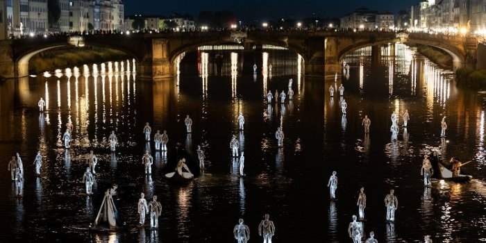Spectacle sur le Tibre "DéRIVES" Un cortège onirique sur le Tibre